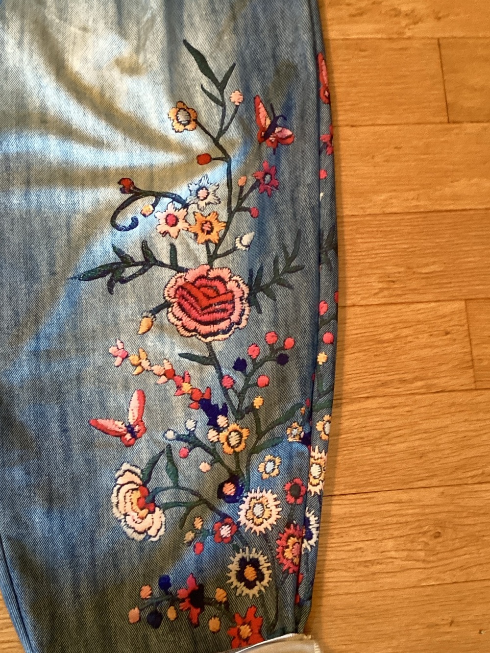 Source Unknown Blue Denim Ankle Jeans with Floral Embroidery Print - Picture 2 of 10